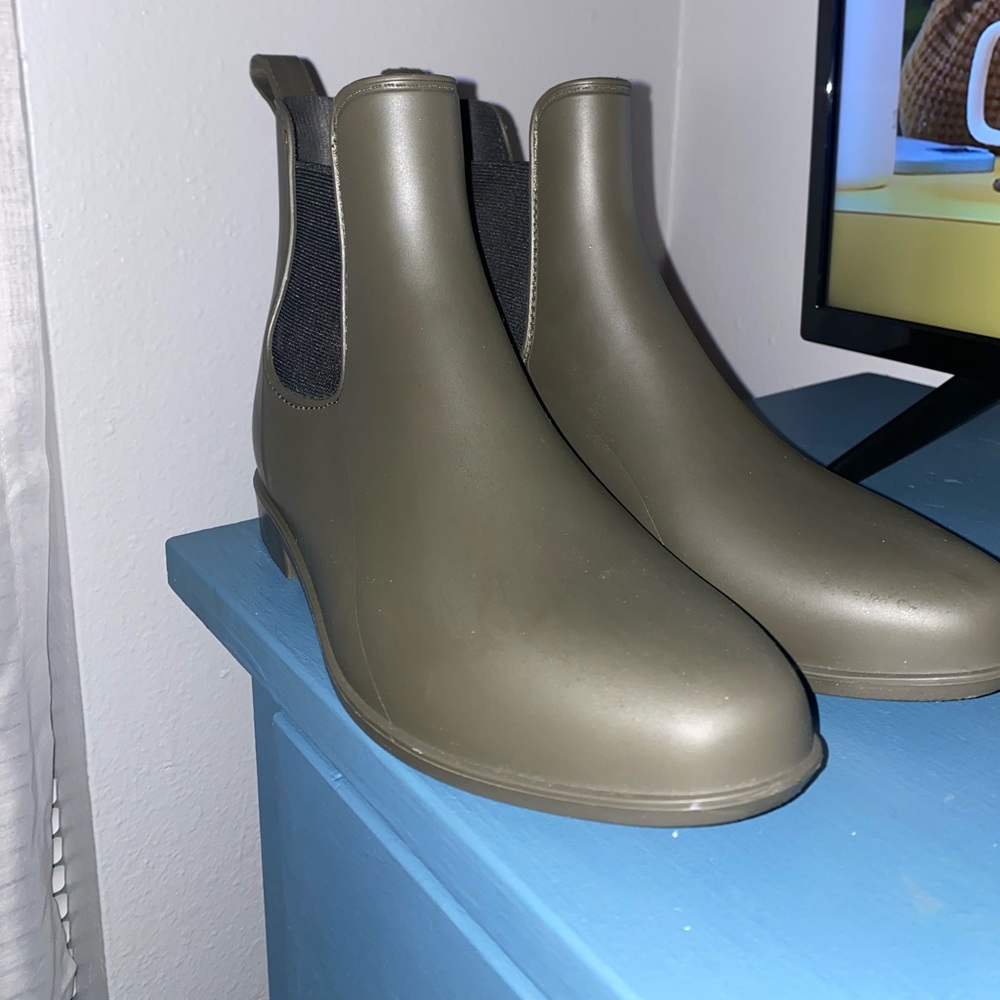 Women’s Chelsea Rain boots a new day size 9 Forrest green